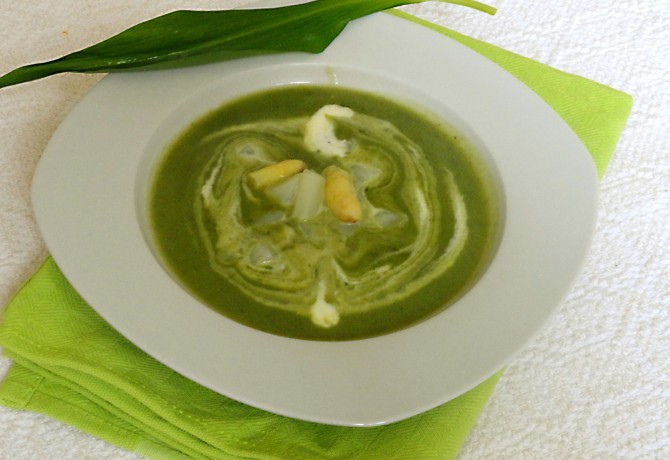 Lahodná krémová polievka zo špargle a medvedieho cesnaku