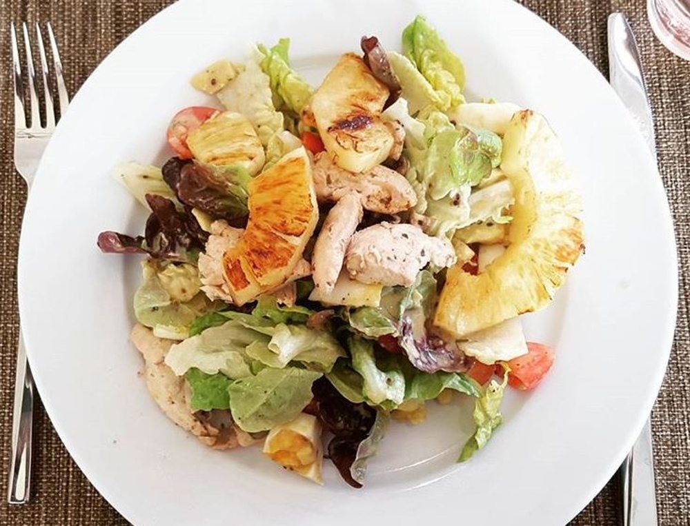 Kurací šalát s ananásom