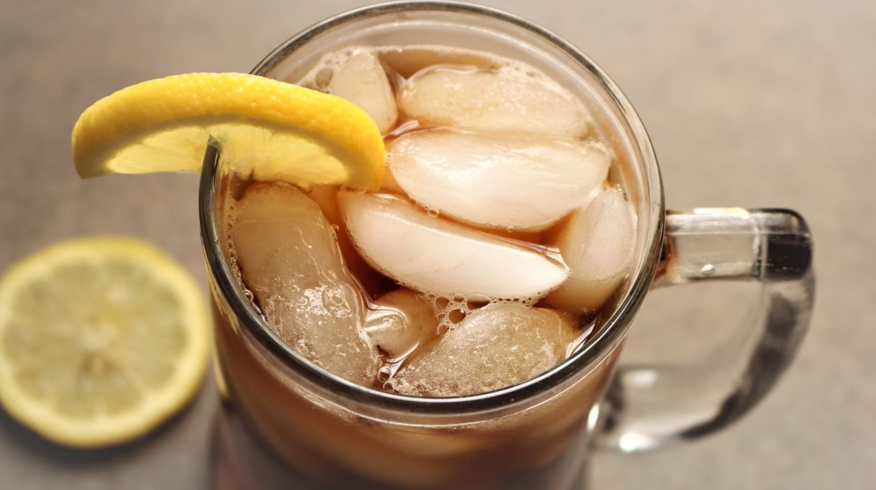 Domáci broskyňový ľadový čaj