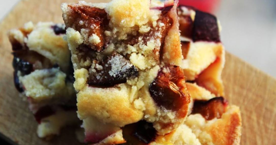 Slivkový nekysnutý koláč s posýpkou