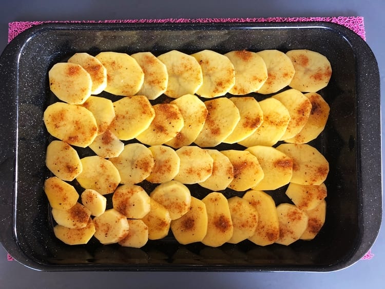Čevapčiči s pečenými zemiakmi