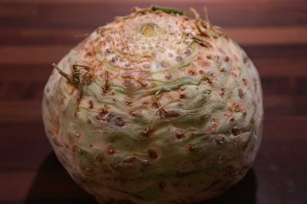 Zelerové hranolky s kurkumou a bylinkami